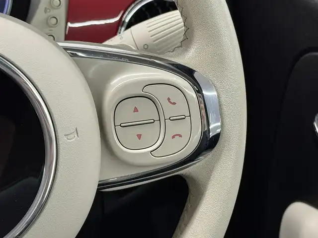 フィアット ５００ 1．2 ドルチェ 三重県 2022(令4)年 2.5万km パソドプレレッド ガソリン/FF/MTモード付インパネ5DCT/純正 7インチオーディオプレイヤー/（FM/AM/Bluetooth/USB/iPod/Apple CarPlay/AndroidAuto）/ドライブレコーダー 前後/ETC/530台限定モデル『1.2 DOLCE』/130台限定カラー『Pasodoble Red（パソドブレ・レッド）』/安全/・ABS＋EBD（アンチロックブレーキ＋電子制動力配分装置）/ESC（エレクトロスタビリティコントロール）/●ASR（アンチスリップレギュレーション：横滑り防止装置）/●HBA（ハイドローリックブレーキアシスト：ブレーキアシスト）/●HHS（ヒルホールドシステム：坂道発進補助機能）/●MSR（モーターシュレップレグルング：エンジンブレーキトルク制御）/装備（…1.2DOLCE特別装備）/ガラスルーフ（固定式）/2トーン ハーフレザーシート（ブラックxアイス）/・クルーズコントロール/フルオートエアコン/キセノンヘッドライト（光軸自動補正式）/ヘッドライトウォッシャー（ポップアップ式）/フロントフォグランプ/・リアフォグランプ/・ステアリングスイッチ/純正 15インチアルミホイール/・SRS サイド＆カーテンエアバッグ/・リモコンキーレス