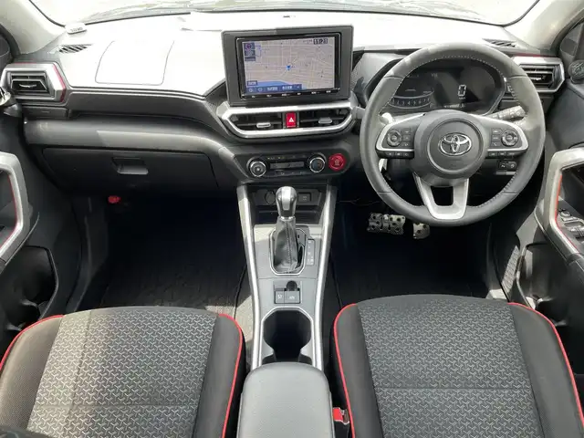 トヨタ ライズ Z 熊本県 2022(令4)年 1.4万km ブラックマイカメタリック 純正9インチモニターSDナビ/・AM/FM/CD/DVD/SD/・Bluetooth/・フルセグTV/全周囲カメラ/トヨタセーフティーセンス/・クリアランスソナー/・リアクロストラフィックアラート/・ブラインドスポットモニター/・プリクラッシュセーフティー/・レーントレーシングアシスト/・レーダークルーズコントロール/・先行車発進告知機能/GEOLANDARタイヤ/ビルトインETC/ボタン式サイドブレーキ/ホールドブレーキ/ステアリングスイッチ/革巻きステアリング/シートヒーター（D＋N席）/フォグランプ/ウィンカーミラー/電動格納ミラー/社外スピーカー（Pionner ）/純正フロアマット/アイドリングストップ