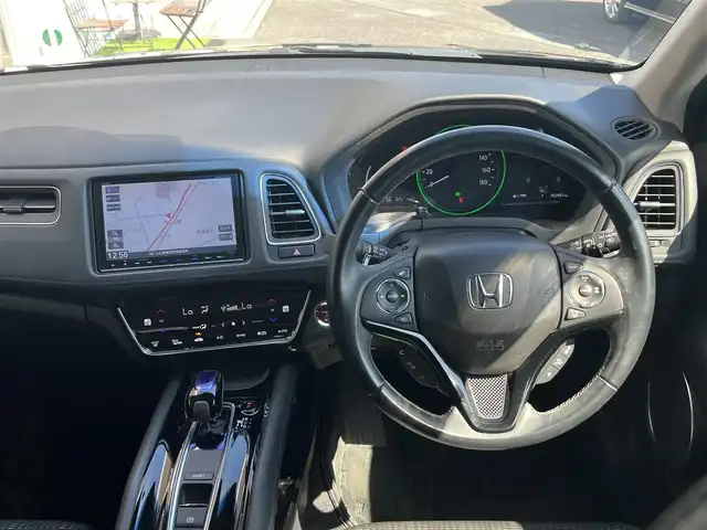 ホンダ ヴェゼル ハイブリッド Z ホンダセンシング 山口県 2017(平29)年 5.4万km クリスタルブラックパール 純正8inメモリーナビ＆/フルセグTV＆バックカメラ/純正フロアマット/純正ドアバイザー/純正LEDヘッドライト/純正LEDフォグランプ/純正17インチアルミ/純正ルーフレール/スマートキー/エンジンプッシュスタート/オートライト/パドルシフト/フロントシートヒーター/レーダークルーズコントロール/ビルトインETC