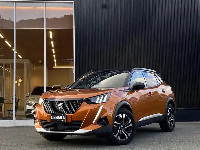 プジョー ２００８ GTライン 福岡県 2021(令3)年 1.7万km オレンジ ワンオーナー/禁煙車/ディスプレイオーディオ/バックカメラ/Bluetooth/ETC/ドライブレコーダー/追従クルーズコントロール/アクティブセーフティブレーキ/ブラインドスポットモニター/ヒルディセントコントロール/純正フロアマット/１７インチ純正AW/革巻きステアリング/ステアリングスイッチ/パドルシフト/スペアキー/スマートキー/取説