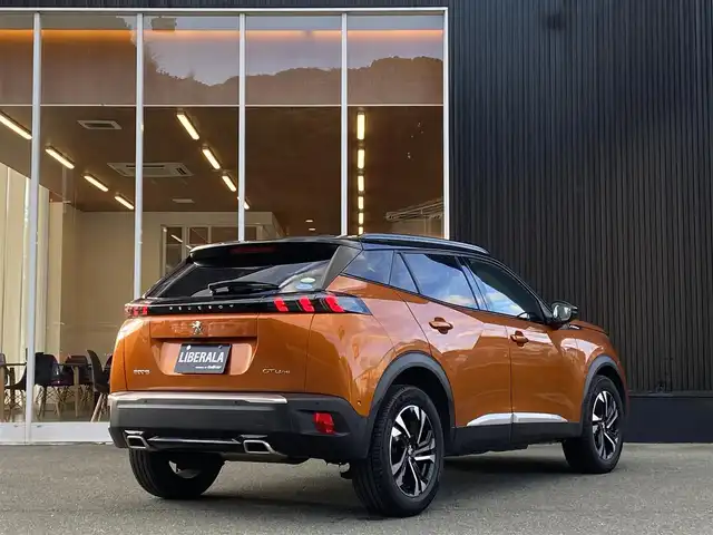 プジョー ２００８ GTライン 福岡県 2021(令3)年 1.7万km オレンジ ワンオーナー/禁煙車/ディスプレイオーディオ/バックカメラ/Bluetooth/ETC/ドライブレコーダー/追従クルーズコントロール/アクティブセーフティブレーキ/ブラインドスポットモニター/ヒルディセントコントロール/純正フロアマット/１７インチ純正AW/革巻きステアリング/ステアリングスイッチ/パドルシフト/スペアキー/スマートキー/取説