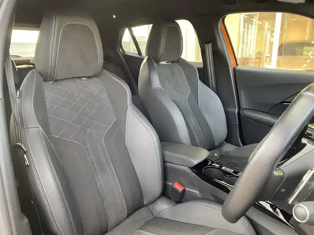 プジョー ２００８ GTライン 福岡県 2021(令3)年 1.7万km オレンジ ワンオーナー/禁煙車/ディスプレイオーディオ/バックカメラ/Bluetooth/ETC/ドライブレコーダー/追従クルーズコントロール/アクティブセーフティブレーキ/ブラインドスポットモニター/ヒルディセントコントロール/純正フロアマット/１７インチ純正AW/革巻きステアリング/ステアリングスイッチ/パドルシフト/スペアキー/スマートキー/取説