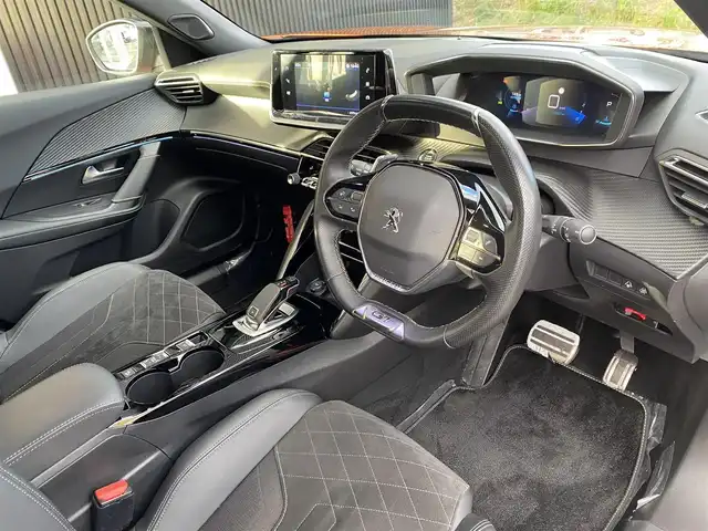 プジョー ２００８ GTライン 福岡県 2021(令3)年 1.7万km オレンジ ワンオーナー/禁煙車/ディスプレイオーディオ/バックカメラ/Bluetooth/ETC/ドライブレコーダー/追従クルーズコントロール/アクティブセーフティブレーキ/ブラインドスポットモニター/ヒルディセントコントロール/純正フロアマット/１７インチ純正AW/革巻きステアリング/ステアリングスイッチ/パドルシフト/スペアキー/スマートキー/取説