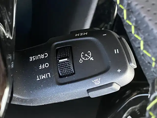 プジョー ２００８ GTライン 福岡県 2021(令3)年 1.7万km オレンジ ワンオーナー/禁煙車/ディスプレイオーディオ/バックカメラ/Bluetooth/ETC/ドライブレコーダー/追従クルーズコントロール/アクティブセーフティブレーキ/ブラインドスポットモニター/ヒルディセントコントロール/純正フロアマット/１７インチ純正AW/革巻きステアリング/ステアリングスイッチ/パドルシフト/スペアキー/スマートキー/取説