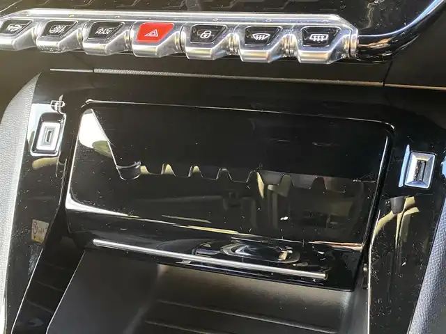 プジョー ２００８ GTライン 福岡県 2021(令3)年 1.7万km オレンジ ワンオーナー/禁煙車/ディスプレイオーディオ/バックカメラ/Bluetooth/ETC/ドライブレコーダー/追従クルーズコントロール/アクティブセーフティブレーキ/ブラインドスポットモニター/ヒルディセントコントロール/純正フロアマット/１７インチ純正AW/革巻きステアリング/ステアリングスイッチ/パドルシフト/スペアキー/スマートキー/取説