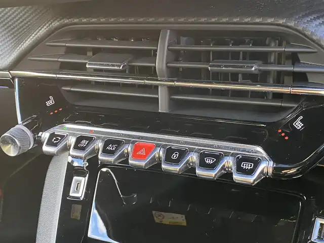 プジョー ２００８ GTライン 福岡県 2021(令3)年 1.7万km オレンジ ワンオーナー/禁煙車/ディスプレイオーディオ/バックカメラ/Bluetooth/ETC/ドライブレコーダー/追従クルーズコントロール/アクティブセーフティブレーキ/ブラインドスポットモニター/ヒルディセントコントロール/純正フロアマット/１７インチ純正AW/革巻きステアリング/ステアリングスイッチ/パドルシフト/スペアキー/スマートキー/取説