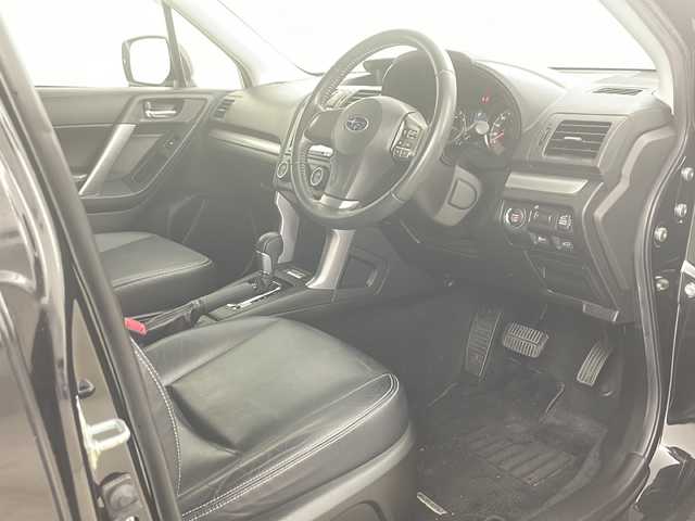 スバル フォレスター 2．0i－S アイサイト 道央・札幌 2013(平25)年 5.5万km クリスタルブラックシリカ ・4WD/・寒冷地仕様/・社外ナビ(TV/BT/DVD/CD)/・バックカメラ/・アイサイト/・パドルシフト/・アダプティブクルーズコントロール/・パワーバックドア/・レザーシート/・前席シートヒーター＆パワーシート/・アイドリングストップ/・X-MODE/・SI-DRIVE/・オートライト/・キセノンヘッドライト/・横滑り防止装置/・前後コーナーセンサー/・盗難防止装置/・衝突被害軽減ブレーキ