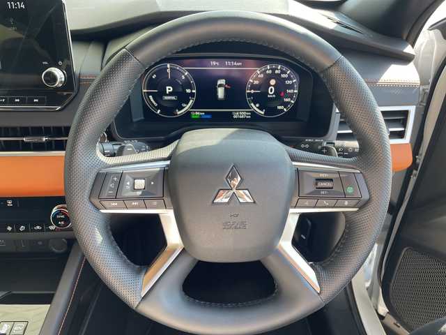 三菱 アウトランダー ＰＨＥＶ P 愛知県 2024(令6)年 0.2万km 白 プレミアムサウンドBBOSE/マイパイロット/純正9型ディスプレイオーディオナビ/レーダークルーズコントロール/全方位カメラ/サンルーフ/シートヒーター/バックカメラ/オートホールド/パワーシート/ヘッドアップディスプレイ/コーナーセンサー/純正アルミホイール/ブラインドスポットモニター/パドルシフト/ステアリングヒーター/レーンキープアシスト/ダウンヒルアシストコントロール/オートマチックハイビーム/ワイヤレス充電機/ステアリングスイッチ/スマートキー/プッシュスタート