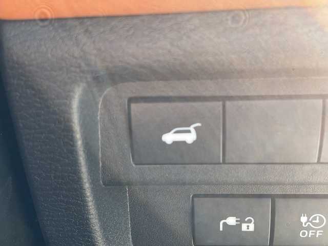 三菱 アウトランダー ＰＨＥＶ P 愛知県 2024(令6)年 0.2万km 白 プレミアムサウンドBBOSE/マイパイロット/純正9型ディスプレイオーディオナビ/レーダークルーズコントロール/全方位カメラ/サンルーフ/シートヒーター/バックカメラ/オートホールド/パワーシート/ヘッドアップディスプレイ/コーナーセンサー/純正アルミホイール/ブラインドスポットモニター/パドルシフト/ステアリングヒーター/レーンキープアシスト/ダウンヒルアシストコントロール/オートマチックハイビーム/ワイヤレス充電機/ステアリングスイッチ/スマートキー/プッシュスタート