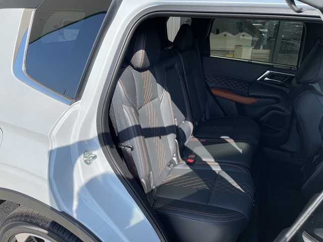 三菱 アウトランダー ＰＨＥＶ P 愛知県 2024(令6)年 0.2万km 白 プレミアムサウンドBBOSE/マイパイロット/純正9型ディスプレイオーディオナビ/レーダークルーズコントロール/全方位カメラ/サンルーフ/シートヒーター/バックカメラ/オートホールド/パワーシート/ヘッドアップディスプレイ/コーナーセンサー/純正アルミホイール/ブラインドスポットモニター/パドルシフト/ステアリングヒーター/レーンキープアシスト/ダウンヒルアシストコントロール/オートマチックハイビーム/ワイヤレス充電機/ステアリングスイッチ/スマートキー/プッシュスタート