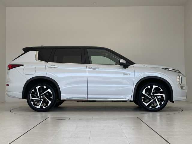 三菱 アウトランダー ＰＨＥＶ P 愛知県 2024(令6)年 0.2万km 白 プレミアムサウンドBBOSE/マイパイロット/純正9型ディスプレイオーディオナビ/レーダークルーズコントロール/全方位カメラ/サンルーフ/シートヒーター/バックカメラ/オートホールド/パワーシート/ヘッドアップディスプレイ/コーナーセンサー/純正アルミホイール/ブラインドスポットモニター/パドルシフト/ステアリングヒーター/レーンキープアシスト/ダウンヒルアシストコントロール/オートマチックハイビーム/ワイヤレス充電機/ステアリングスイッチ/スマートキー/プッシュスタート