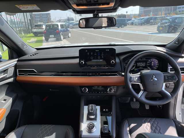 三菱 アウトランダー ＰＨＥＶ P 愛知県 2024(令6)年 0.2万km 白 プレミアムサウンドBBOSE/マイパイロット/純正9型ディスプレイオーディオナビ/レーダークルーズコントロール/全方位カメラ/サンルーフ/シートヒーター/バックカメラ/オートホールド/パワーシート/ヘッドアップディスプレイ/コーナーセンサー/純正アルミホイール/ブラインドスポットモニター/パドルシフト/ステアリングヒーター/レーンキープアシスト/ダウンヒルアシストコントロール/オートマチックハイビーム/ワイヤレス充電機/ステアリングスイッチ/スマートキー/プッシュスタート