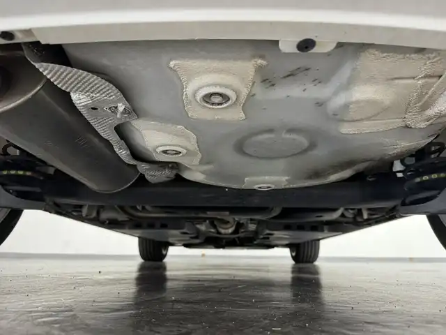 フォルクスワーゲン ポロ TSIハイライン 三重県 2017(平29)年 2万km ピュアホワイト プレミアムガソリン/FF/MTモード付フロア7AT（DSG）/【OP】純正 7インチナビ 716SDCW*/（FM/AM/TV/MUSIC CATCHER/USB/iPod/CD/DVD/Bluetooth/SD/VTR）/バックカメラ/【OP】ETC2.0*/安全/・プリクラッシュブレーキシステム“Front Assist”（シティエマージェンシーブレーキ機能付）/・ドライバー疲労検知システム“Fatigue Detection System”/・アダプティブクルーズコントロール“ACC”（全車速追従機能付）/・エマージェンシーストップシグナル/・ポストコリジョンブレーキシステム/・衝突感知自動ロック解除機能/・ESC（エレクトロニック・スタビリティ・コントロール）/など/装備/・ハーフレザーシート（アルカンターラ＆レザレット）/・シートヒーター（D/N）/・オートエアコン/・オートライト/・LEDヘッドライト（オートハイトコントロール機能、LEDポジションランプ付）/・フォグランプ（フロント、リヤ）/・レインセンサー/・自動防眩ルームミラー/・パドルシフト/・ステアリングスイッチ/・電動格納ドアミラー/・純正16inAW/・リモコンドアロック付折畳み式メインキーx2/・保/取/など