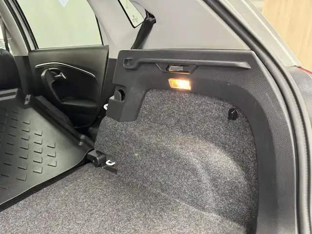 フォルクスワーゲン ポロ TSIハイライン 三重県 2017(平29)年 2万km ピュアホワイト プレミアムガソリン/FF/MTモード付フロア7AT（DSG）/【OP】純正 7インチナビ 716SDCW*/（FM/AM/TV/MUSIC CATCHER/USB/iPod/CD/DVD/Bluetooth/SD/VTR）/バックカメラ/【OP】ETC2.0*/安全/・プリクラッシュブレーキシステム“Front Assist”（シティエマージェンシーブレーキ機能付）/・ドライバー疲労検知システム“Fatigue Detection System”/・アダプティブクルーズコントロール“ACC”（全車速追従機能付）/・エマージェンシーストップシグナル/・ポストコリジョンブレーキシステム/・衝突感知自動ロック解除機能/・ESC（エレクトロニック・スタビリティ・コントロール）/など/装備/・ハーフレザーシート（アルカンターラ＆レザレット）/・シートヒーター（D/N）/・オートエアコン/・オートライト/・LEDヘッドライト（オートハイトコントロール機能、LEDポジションランプ付）/・フォグランプ（フロント、リヤ）/・レインセンサー/・自動防眩ルームミラー/・パドルシフト/・ステアリングスイッチ/・電動格納ドアミラー/・純正16inAW/・リモコンドアロック付折畳み式メインキーx2/・保/取/など