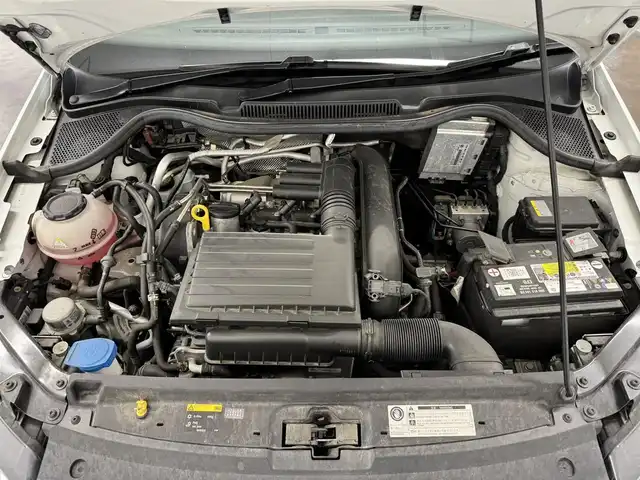 フォルクスワーゲン ポロ TSIハイライン 三重県 2017(平29)年 2万km ピュアホワイト プレミアムガソリン/FF/MTモード付フロア7AT（DSG）/【OP】純正 7インチナビ 716SDCW*/（FM/AM/TV/MUSIC CATCHER/USB/iPod/CD/DVD/Bluetooth/SD/VTR）/バックカメラ/【OP】ETC2.0*/安全/・プリクラッシュブレーキシステム“Front Assist”（シティエマージェンシーブレーキ機能付）/・ドライバー疲労検知システム“Fatigue Detection System”/・アダプティブクルーズコントロール“ACC”（全車速追従機能付）/・エマージェンシーストップシグナル/・ポストコリジョンブレーキシステム/・衝突感知自動ロック解除機能/・ESC（エレクトロニック・スタビリティ・コントロール）/など/装備/・ハーフレザーシート（アルカンターラ＆レザレット）/・シートヒーター（D/N）/・オートエアコン/・オートライト/・LEDヘッドライト（オートハイトコントロール機能、LEDポジションランプ付）/・フォグランプ（フロント、リヤ）/・レインセンサー/・自動防眩ルームミラー/・パドルシフト/・ステアリングスイッチ/・電動格納ドアミラー/・純正16inAW/・リモコンドアロック付折畳み式メインキーx2/・保/取/など