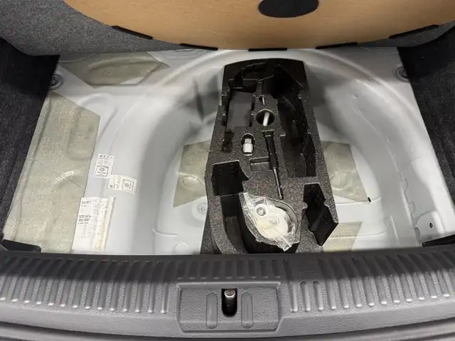 フォルクスワーゲン ポロ TSIハイライン 三重県 2017(平29)年 2万km ピュアホワイト プレミアムガソリン/FF/MTモード付フロア7AT（DSG）/【OP】純正 7インチナビ 716SDCW*/（FM/AM/TV/MUSIC CATCHER/USB/iPod/CD/DVD/Bluetooth/SD/VTR）/バックカメラ/【OP】ETC2.0*/安全/・プリクラッシュブレーキシステム“Front Assist”（シティエマージェンシーブレーキ機能付）/・ドライバー疲労検知システム“Fatigue Detection System”/・アダプティブクルーズコントロール“ACC”（全車速追従機能付）/・エマージェンシーストップシグナル/・ポストコリジョンブレーキシステム/・衝突感知自動ロック解除機能/・ESC（エレクトロニック・スタビリティ・コントロール）/など/装備/・ハーフレザーシート（アルカンターラ＆レザレット）/・シートヒーター（D/N）/・オートエアコン/・オートライト/・LEDヘッドライト（オートハイトコントロール機能、LEDポジションランプ付）/・フォグランプ（フロント、リヤ）/・レインセンサー/・自動防眩ルームミラー/・パドルシフト/・ステアリングスイッチ/・電動格納ドアミラー/・純正16inAW/・リモコンドアロック付折畳み式メインキーx2/・保/取/など