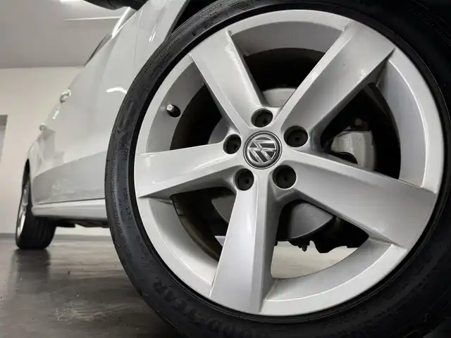 フォルクスワーゲン ポロ TSIハイライン 三重県 2017(平29)年 2万km ピュアホワイト プレミアムガソリン/FF/MTモード付フロア7AT（DSG）/【OP】純正 7インチナビ 716SDCW*/（FM/AM/TV/MUSIC CATCHER/USB/iPod/CD/DVD/Bluetooth/SD/VTR）/バックカメラ/【OP】ETC2.0*/安全/・プリクラッシュブレーキシステム“Front Assist”（シティエマージェンシーブレーキ機能付）/・ドライバー疲労検知システム“Fatigue Detection System”/・アダプティブクルーズコントロール“ACC”（全車速追従機能付）/・エマージェンシーストップシグナル/・ポストコリジョンブレーキシステム/・衝突感知自動ロック解除機能/・ESC（エレクトロニック・スタビリティ・コントロール）/など/装備/・ハーフレザーシート（アルカンターラ＆レザレット）/・シートヒーター（D/N）/・オートエアコン/・オートライト/・LEDヘッドライト（オートハイトコントロール機能、LEDポジションランプ付）/・フォグランプ（フロント、リヤ）/・レインセンサー/・自動防眩ルームミラー/・パドルシフト/・ステアリングスイッチ/・電動格納ドアミラー/・純正16inAW/・リモコンドアロック付折畳み式メインキーx2/・保/取/など