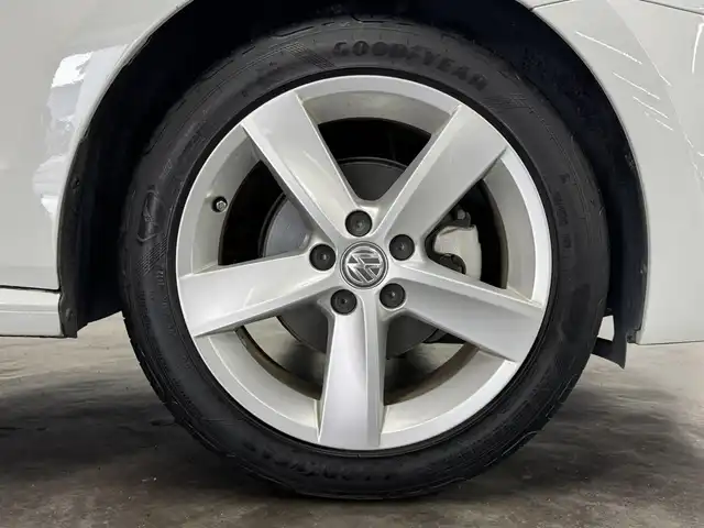 フォルクスワーゲン ポロ TSIハイライン 三重県 2017(平29)年 2万km ピュアホワイト プレミアムガソリン/FF/MTモード付フロア7AT（DSG）/【OP】純正 7インチナビ 716SDCW*/（FM/AM/TV/MUSIC CATCHER/USB/iPod/CD/DVD/Bluetooth/SD/VTR）/バックカメラ/【OP】ETC2.0*/安全/・プリクラッシュブレーキシステム“Front Assist”（シティエマージェンシーブレーキ機能付）/・ドライバー疲労検知システム“Fatigue Detection System”/・アダプティブクルーズコントロール“ACC”（全車速追従機能付）/・エマージェンシーストップシグナル/・ポストコリジョンブレーキシステム/・衝突感知自動ロック解除機能/・ESC（エレクトロニック・スタビリティ・コントロール）/など/装備/・ハーフレザーシート（アルカンターラ＆レザレット）/・シートヒーター（D/N）/・オートエアコン/・オートライト/・LEDヘッドライト（オートハイトコントロール機能、LEDポジションランプ付）/・フォグランプ（フロント、リヤ）/・レインセンサー/・自動防眩ルームミラー/・パドルシフト/・ステアリングスイッチ/・電動格納ドアミラー/・純正16inAW/・リモコンドアロック付折畳み式メインキーx2/・保/取/など