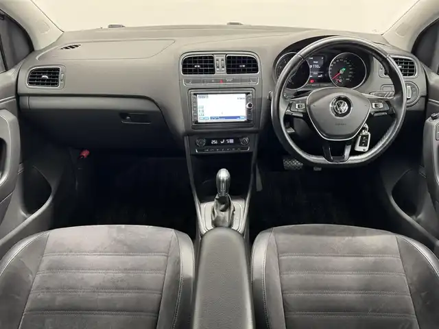 フォルクスワーゲン ポロ TSIハイライン 三重県 2017(平29)年 2万km ピュアホワイト プレミアムガソリン/FF/MTモード付フロア7AT（DSG）/【OP】純正 7インチナビ 716SDCW*/（FM/AM/TV/MUSIC CATCHER/USB/iPod/CD/DVD/Bluetooth/SD/VTR）/バックカメラ/【OP】ETC2.0*/安全/・プリクラッシュブレーキシステム“Front Assist”（シティエマージェンシーブレーキ機能付）/・ドライバー疲労検知システム“Fatigue Detection System”/・アダプティブクルーズコントロール“ACC”（全車速追従機能付）/・エマージェンシーストップシグナル/・ポストコリジョンブレーキシステム/・衝突感知自動ロック解除機能/・ESC（エレクトロニック・スタビリティ・コントロール）/など/装備/・ハーフレザーシート（アルカンターラ＆レザレット）/・シートヒーター（D/N）/・オートエアコン/・オートライト/・LEDヘッドライト（オートハイトコントロール機能、LEDポジションランプ付）/・フォグランプ（フロント、リヤ）/・レインセンサー/・自動防眩ルームミラー/・パドルシフト/・ステアリングスイッチ/・電動格納ドアミラー/・純正16inAW/・リモコンドアロック付折畳み式メインキーx2/・保/取/など