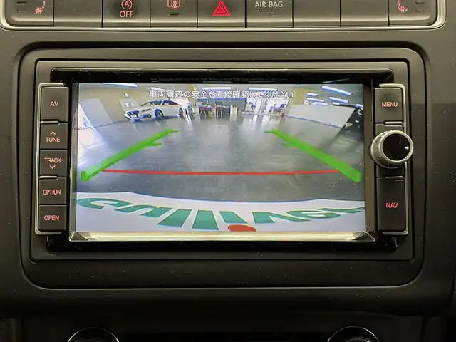 フォルクスワーゲン ポロ TSIハイライン 三重県 2017(平29)年 2万km ピュアホワイト プレミアムガソリン/FF/MTモード付フロア7AT（DSG）/【OP】純正 7インチナビ 716SDCW*/（FM/AM/TV/MUSIC CATCHER/USB/iPod/CD/DVD/Bluetooth/SD/VTR）/バックカメラ/【OP】ETC2.0*/安全/・プリクラッシュブレーキシステム“Front Assist”（シティエマージェンシーブレーキ機能付）/・ドライバー疲労検知システム“Fatigue Detection System”/・アダプティブクルーズコントロール“ACC”（全車速追従機能付）/・エマージェンシーストップシグナル/・ポストコリジョンブレーキシステム/・衝突感知自動ロック解除機能/・ESC（エレクトロニック・スタビリティ・コントロール）/など/装備/・ハーフレザーシート（アルカンターラ＆レザレット）/・シートヒーター（D/N）/・オートエアコン/・オートライト/・LEDヘッドライト（オートハイトコントロール機能、LEDポジションランプ付）/・フォグランプ（フロント、リヤ）/・レインセンサー/・自動防眩ルームミラー/・パドルシフト/・ステアリングスイッチ/・電動格納ドアミラー/・純正16inAW/・リモコンドアロック付折畳み式メインキーx2/・保/取/など