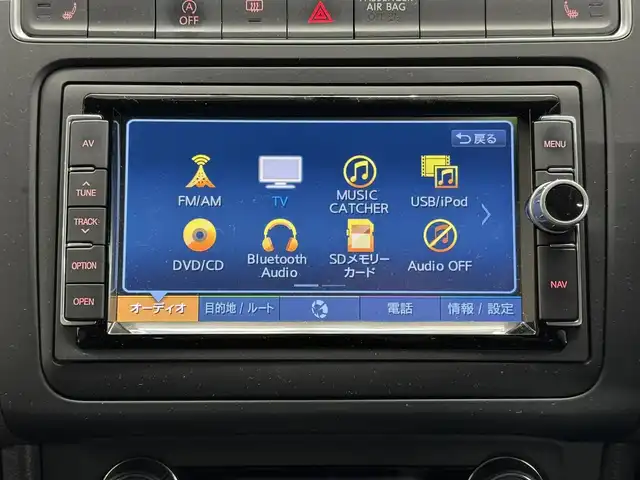 フォルクスワーゲン ポロ TSIハイライン 三重県 2017(平29)年 2万km ピュアホワイト プレミアムガソリン/FF/MTモード付フロア7AT（DSG）/【OP】純正 7インチナビ 716SDCW*/（FM/AM/TV/MUSIC CATCHER/USB/iPod/CD/DVD/Bluetooth/SD/VTR）/バックカメラ/【OP】ETC2.0*/安全/・プリクラッシュブレーキシステム“Front Assist”（シティエマージェンシーブレーキ機能付）/・ドライバー疲労検知システム“Fatigue Detection System”/・アダプティブクルーズコントロール“ACC”（全車速追従機能付）/・エマージェンシーストップシグナル/・ポストコリジョンブレーキシステム/・衝突感知自動ロック解除機能/・ESC（エレクトロニック・スタビリティ・コントロール）/など/装備/・ハーフレザーシート（アルカンターラ＆レザレット）/・シートヒーター（D/N）/・オートエアコン/・オートライト/・LEDヘッドライト（オートハイトコントロール機能、LEDポジションランプ付）/・フォグランプ（フロント、リヤ）/・レインセンサー/・自動防眩ルームミラー/・パドルシフト/・ステアリングスイッチ/・電動格納ドアミラー/・純正16inAW/・リモコンドアロック付折畳み式メインキーx2/・保/取/など