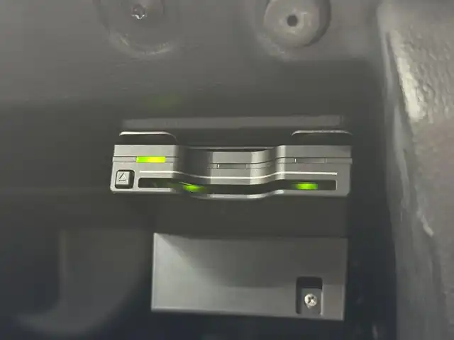 フォルクスワーゲン ポロ TSIハイライン 三重県 2017(平29)年 2万km ピュアホワイト プレミアムガソリン/FF/MTモード付フロア7AT（DSG）/【OP】純正 7インチナビ 716SDCW*/（FM/AM/TV/MUSIC CATCHER/USB/iPod/CD/DVD/Bluetooth/SD/VTR）/バックカメラ/【OP】ETC2.0*/安全/・プリクラッシュブレーキシステム“Front Assist”（シティエマージェンシーブレーキ機能付）/・ドライバー疲労検知システム“Fatigue Detection System”/・アダプティブクルーズコントロール“ACC”（全車速追従機能付）/・エマージェンシーストップシグナル/・ポストコリジョンブレーキシステム/・衝突感知自動ロック解除機能/・ESC（エレクトロニック・スタビリティ・コントロール）/など/装備/・ハーフレザーシート（アルカンターラ＆レザレット）/・シートヒーター（D/N）/・オートエアコン/・オートライト/・LEDヘッドライト（オートハイトコントロール機能、LEDポジションランプ付）/・フォグランプ（フロント、リヤ）/・レインセンサー/・自動防眩ルームミラー/・パドルシフト/・ステアリングスイッチ/・電動格納ドアミラー/・純正16inAW/・リモコンドアロック付折畳み式メインキーx2/・保/取/など