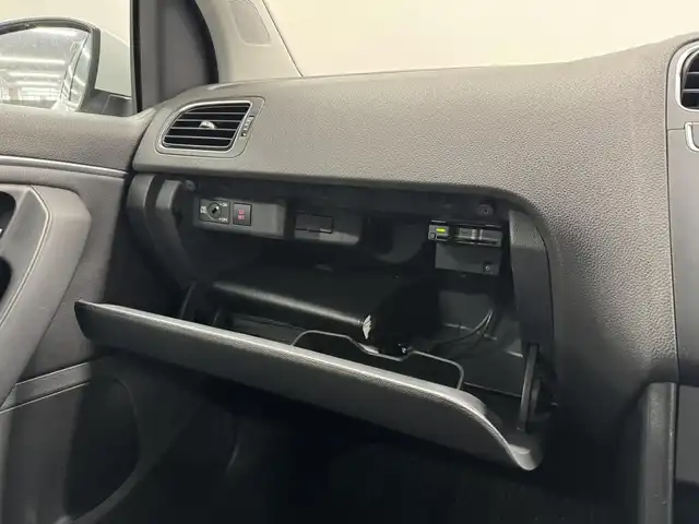 フォルクスワーゲン ポロ TSIハイライン 三重県 2017(平29)年 2万km ピュアホワイト プレミアムガソリン/FF/MTモード付フロア7AT（DSG）/【OP】純正 7インチナビ 716SDCW*/（FM/AM/TV/MUSIC CATCHER/USB/iPod/CD/DVD/Bluetooth/SD/VTR）/バックカメラ/【OP】ETC2.0*/安全/・プリクラッシュブレーキシステム“Front Assist”（シティエマージェンシーブレーキ機能付）/・ドライバー疲労検知システム“Fatigue Detection System”/・アダプティブクルーズコントロール“ACC”（全車速追従機能付）/・エマージェンシーストップシグナル/・ポストコリジョンブレーキシステム/・衝突感知自動ロック解除機能/・ESC（エレクトロニック・スタビリティ・コントロール）/など/装備/・ハーフレザーシート（アルカンターラ＆レザレット）/・シートヒーター（D/N）/・オートエアコン/・オートライト/・LEDヘッドライト（オートハイトコントロール機能、LEDポジションランプ付）/・フォグランプ（フロント、リヤ）/・レインセンサー/・自動防眩ルームミラー/・パドルシフト/・ステアリングスイッチ/・電動格納ドアミラー/・純正16inAW/・リモコンドアロック付折畳み式メインキーx2/・保/取/など