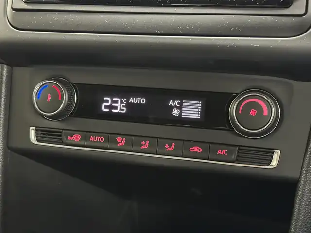 フォルクスワーゲン ポロ TSIハイライン 三重県 2017(平29)年 2万km ピュアホワイト プレミアムガソリン/FF/MTモード付フロア7AT（DSG）/【OP】純正 7インチナビ 716SDCW*/（FM/AM/TV/MUSIC CATCHER/USB/iPod/CD/DVD/Bluetooth/SD/VTR）/バックカメラ/【OP】ETC2.0*/安全/・プリクラッシュブレーキシステム“Front Assist”（シティエマージェンシーブレーキ機能付）/・ドライバー疲労検知システム“Fatigue Detection System”/・アダプティブクルーズコントロール“ACC”（全車速追従機能付）/・エマージェンシーストップシグナル/・ポストコリジョンブレーキシステム/・衝突感知自動ロック解除機能/・ESC（エレクトロニック・スタビリティ・コントロール）/など/装備/・ハーフレザーシート（アルカンターラ＆レザレット）/・シートヒーター（D/N）/・オートエアコン/・オートライト/・LEDヘッドライト（オートハイトコントロール機能、LEDポジションランプ付）/・フォグランプ（フロント、リヤ）/・レインセンサー/・自動防眩ルームミラー/・パドルシフト/・ステアリングスイッチ/・電動格納ドアミラー/・純正16inAW/・リモコンドアロック付折畳み式メインキーx2/・保/取/など