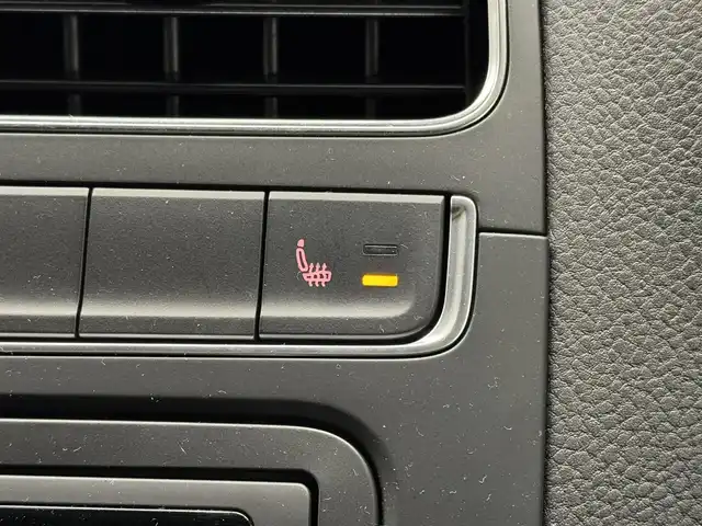 フォルクスワーゲン ポロ TSIハイライン 三重県 2017(平29)年 2万km ピュアホワイト プレミアムガソリン/FF/MTモード付フロア7AT（DSG）/【OP】純正 7インチナビ 716SDCW*/（FM/AM/TV/MUSIC CATCHER/USB/iPod/CD/DVD/Bluetooth/SD/VTR）/バックカメラ/【OP】ETC2.0*/安全/・プリクラッシュブレーキシステム“Front Assist”（シティエマージェンシーブレーキ機能付）/・ドライバー疲労検知システム“Fatigue Detection System”/・アダプティブクルーズコントロール“ACC”（全車速追従機能付）/・エマージェンシーストップシグナル/・ポストコリジョンブレーキシステム/・衝突感知自動ロック解除機能/・ESC（エレクトロニック・スタビリティ・コントロール）/など/装備/・ハーフレザーシート（アルカンターラ＆レザレット）/・シートヒーター（D/N）/・オートエアコン/・オートライト/・LEDヘッドライト（オートハイトコントロール機能、LEDポジションランプ付）/・フォグランプ（フロント、リヤ）/・レインセンサー/・自動防眩ルームミラー/・パドルシフト/・ステアリングスイッチ/・電動格納ドアミラー/・純正16inAW/・リモコンドアロック付折畳み式メインキーx2/・保/取/など