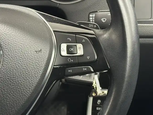 フォルクスワーゲン ポロ TSIハイライン 三重県 2017(平29)年 2万km ピュアホワイト プレミアムガソリン/FF/MTモード付フロア7AT（DSG）/【OP】純正 7インチナビ 716SDCW*/（FM/AM/TV/MUSIC CATCHER/USB/iPod/CD/DVD/Bluetooth/SD/VTR）/バックカメラ/【OP】ETC2.0*/安全/・プリクラッシュブレーキシステム“Front Assist”（シティエマージェンシーブレーキ機能付）/・ドライバー疲労検知システム“Fatigue Detection System”/・アダプティブクルーズコントロール“ACC”（全車速追従機能付）/・エマージェンシーストップシグナル/・ポストコリジョンブレーキシステム/・衝突感知自動ロック解除機能/・ESC（エレクトロニック・スタビリティ・コントロール）/など/装備/・ハーフレザーシート（アルカンターラ＆レザレット）/・シートヒーター（D/N）/・オートエアコン/・オートライト/・LEDヘッドライト（オートハイトコントロール機能、LEDポジションランプ付）/・フォグランプ（フロント、リヤ）/・レインセンサー/・自動防眩ルームミラー/・パドルシフト/・ステアリングスイッチ/・電動格納ドアミラー/・純正16inAW/・リモコンドアロック付折畳み式メインキーx2/・保/取/など