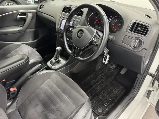 フォルクスワーゲン ポロ TSIハイライン 三重県 2017(平29)年 2万km ピュアホワイト プレミアムガソリン/FF/MTモード付フロア7AT（DSG）/【OP】純正 7インチナビ 716SDCW*/（FM/AM/TV/MUSIC CATCHER/USB/iPod/CD/DVD/Bluetooth/SD/VTR）/バックカメラ/【OP】ETC2.0*/安全/・プリクラッシュブレーキシステム“Front Assist”（シティエマージェンシーブレーキ機能付）/・ドライバー疲労検知システム“Fatigue Detection System”/・アダプティブクルーズコントロール“ACC”（全車速追従機能付）/・エマージェンシーストップシグナル/・ポストコリジョンブレーキシステム/・衝突感知自動ロック解除機能/・ESC（エレクトロニック・スタビリティ・コントロール）/など/装備/・ハーフレザーシート（アルカンターラ＆レザレット）/・シートヒーター（D/N）/・オートエアコン/・オートライト/・LEDヘッドライト（オートハイトコントロール機能、LEDポジションランプ付）/・フォグランプ（フロント、リヤ）/・レインセンサー/・自動防眩ルームミラー/・パドルシフト/・ステアリングスイッチ/・電動格納ドアミラー/・純正16inAW/・リモコンドアロック付折畳み式メインキーx2/・保/取/など