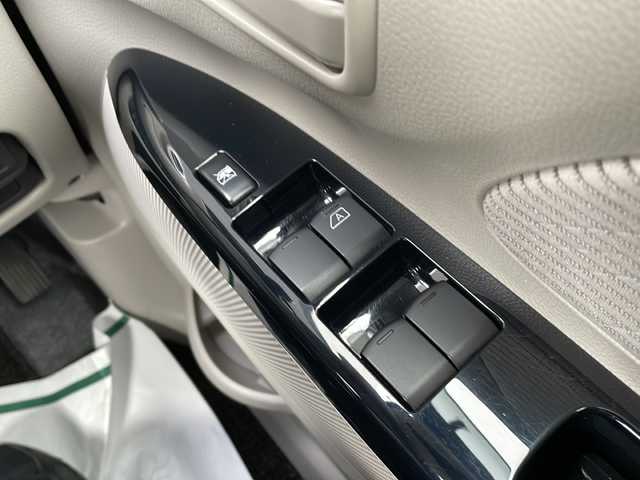 日産 デイズ X 山形県 2017(平29)年 2.4万km アイスブルー ・ワンオーナー/・純正ナビ/フルセグ/CD/Bluetooth/・全方位カメラ/・エマージェンシーブレーキ/・ステアリングスイッチ/・純正マット/・純正ホイールキャップスチールホイール＋スタッドレスタイヤ車載/・保証書/・取扱説明書