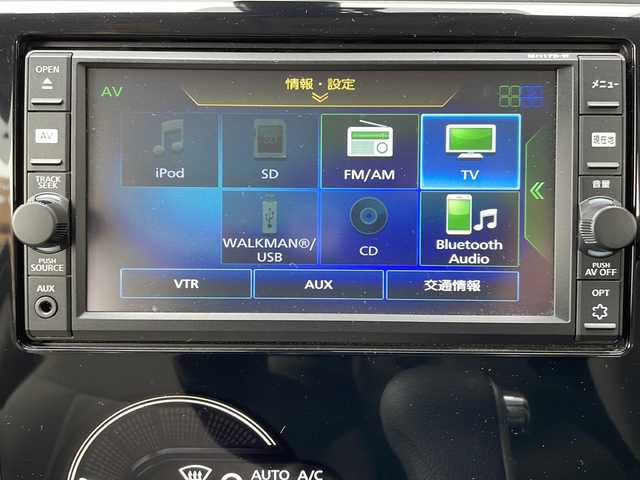 日産 デイズ X 山形県 2017(平29)年 2.4万km アイスブルー ・ワンオーナー/・純正ナビ/フルセグ/CD/Bluetooth/・全方位カメラ/・エマージェンシーブレーキ/・ステアリングスイッチ/・純正マット/・純正ホイールキャップスチールホイール＋スタッドレスタイヤ車載/・保証書/・取扱説明書