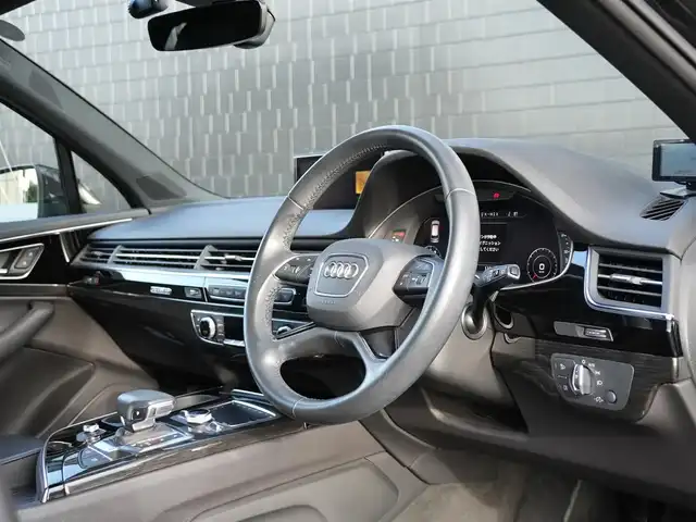 アウディ Ｑ７ ブラックスタイリング 静岡県 2019(令1)年 3.6万km 黒 ブラックレザーシート/シートヒーター/パワーシート/３列シート/BOSEプレミアムサウンド/ミシュランPS4 SUV 装着/２０インチブラックスタイリングアルミホイール/純正MMIメモリナビ/３６０°カメラ/Carplay＆AndroidAuto対応可能です。/フルセグTV/BT・DVD・USB/ETC２．０/マトリックスLEDライト/アンビエントライト/パーキングエイド/ACC/渋滞アシスト/エフィシェンシアシスト/Audiプレセンス/サイドアシスト/アクティブレーンアシスト/レインセンサー/エアサスペンション