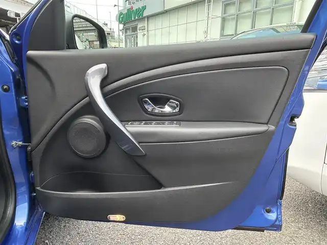 ルノー メガーヌ エステート GT220 神奈川県 2015(平27)年 4.3万km 青 クルーズコントロール/スピードリミッター/エレクトロニックスタビリティコントロール/トラクションコントロール/Bluetooth付/Wエアバッグ/純正アルミ/バックカメラ/純正フロアマット/ETC/ドラレコ/ABS/革ハンドル/ハーフレザーシート/USB/AUX/オールオートパワーウィンドウ/集中ドアロック/アイドリングストップ/オートライト/スペアタイヤ×１