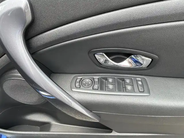 ルノー メガーヌ エステート GT220 神奈川県 2015(平27)年 4.3万km 青 クルーズコントロール/スピードリミッター/エレクトロニックスタビリティコントロール/トラクションコントロール/Bluetooth付/Wエアバッグ/純正アルミ/バックカメラ/純正フロアマット/ETC/ドラレコ/ABS/革ハンドル/ハーフレザーシート/USB/AUX/オールオートパワーウィンドウ/集中ドアロック/アイドリングストップ/オートライト/スペアタイヤ×１