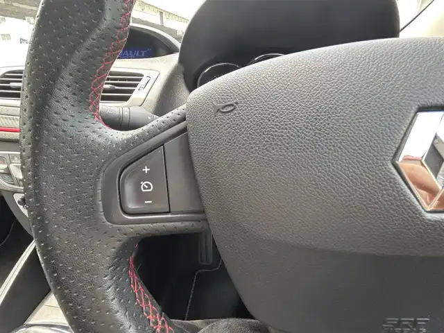 ルノー メガーヌ エステート GT220 神奈川県 2015(平27)年 4.3万km 青 クルーズコントロール/スピードリミッター/エレクトロニックスタビリティコントロール/トラクションコントロール/Bluetooth付/Wエアバッグ/純正アルミ/バックカメラ/純正フロアマット/ETC/ドラレコ/ABS/革ハンドル/ハーフレザーシート/USB/AUX/オールオートパワーウィンドウ/集中ドアロック/アイドリングストップ/オートライト/スペアタイヤ×１