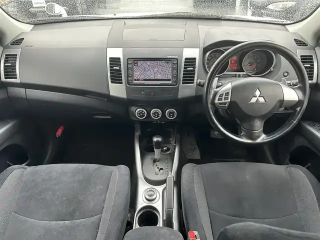 三菱 アウトランダー G 静岡県 2006(平18)年 11.4万km シルキーホワイト 4WD/純正ナビ/　(DVD、AM、FM)/バックカメラ/横滑り防止装置/オートライト/純正18インチアルミホイール/純正フロアマット/純正ドアバイザー