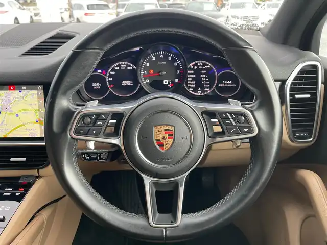 ポルシェ カイエン 山梨県 2018(平30)年 4.7万km ピュアホワイト パノラマサンルーフ /茶革 /ACC/全周囲C/純正メモリナビ　/カープレイ　/レザー　/パワーシート　/シートＨ　/ＬＫＡ　/ＢＳＡ　/Ｐバックドア　/エントリードライブ　/ＬＥＤ　/Ａハイビーム　/保証書