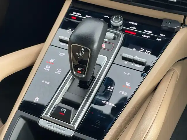 ポルシェ カイエン 山梨県 2018(平30)年 4.7万km ピュアホワイト パノラマサンルーフ /茶革 /ACC/全周囲C/純正メモリナビ　/カープレイ　/レザー　/パワーシート　/シートＨ　/ＬＫＡ　/ＢＳＡ　/Ｐバックドア　/エントリードライブ　/ＬＥＤ　/Ａハイビーム　/保証書