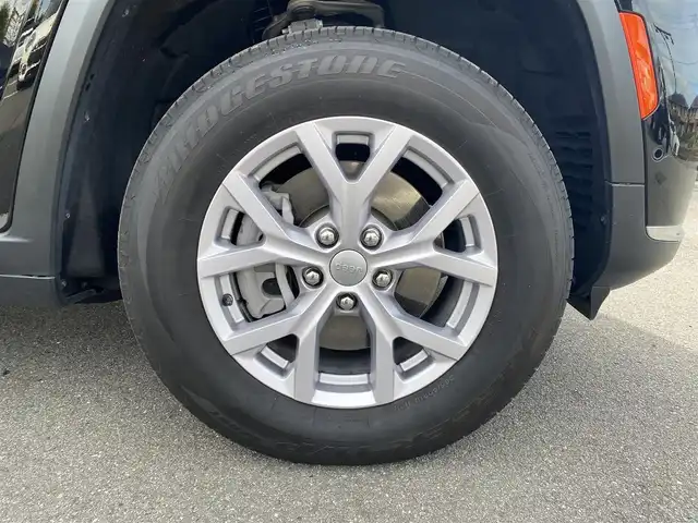 クライスラー・ジープ ジープ グランドチェロキーＬ リミテッド 福岡県 2022(令4)年 2.3万km 黒 ・アダプティブクルーズコントロール/・純正メモリーナビ/・USB/AUX/・全方位カメラ/・黒革シート/全席シートヒーター/・前後ドライブレコーダー/・地デジ/・ETC/・純正18AW/・LEDヘッドライト/・保証書