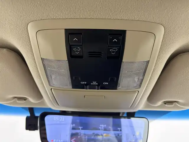 トヨタ ランドクルーザー プラド TX Lパッケージ 愛知県 2020(令2)年 4万km ホワイトパールクリスタルシャイン トヨタセーフティーセンス/・レーンキープアシスト/・衝突軽減ブレーキ/・クリアランスソナー/・横滑り防止装置/レーダークルーズコントロール/サンルーフ/ルーフレール/7人乗り/ベージュレザーシート/ALPINE９型ナビ/・フルセグTV/・Bluetooth/・CD/・DVD/・HDMI/デジタルインナーミラー/前後ドライブレコーダー/バックカメラ/ＥＴＣ　/ワイパーデアイザー　/パワーシート　/シートヒーター　/エアーシート　/アルミホイール　/スマートキー