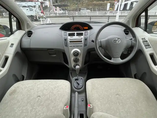 トヨタ ヴィッツ F 岐阜県 2009(平21)年 13.1万km スーパーレッドⅤ ワンオーナー/4WD/純正フロアマット/ドアバイザー/ウィンカーミラー/CD，AUX/リモコンキー/ABS/盗難防止装置システム/保証書