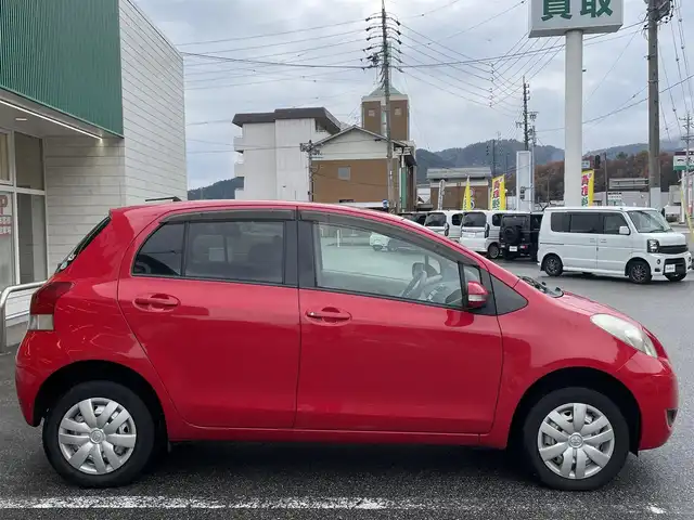 トヨタ ヴィッツ F 岐阜県 2009(平21)年 13.1万km スーパーレッドⅤ ワンオーナー/4WD/純正フロアマット/ドアバイザー/ウィンカーミラー/CD，AUX/リモコンキー/ABS/盗難防止装置システム/保証書