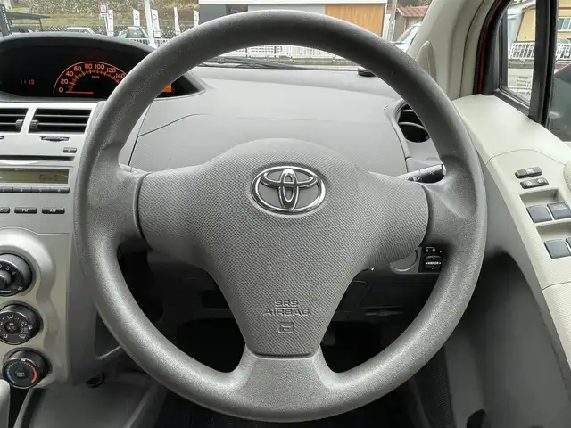 トヨタ ヴィッツ F 岐阜県 2009(平21)年 13.1万km スーパーレッドⅤ ワンオーナー/4WD/純正フロアマット/ドアバイザー/ウィンカーミラー/CD，AUX/リモコンキー/ABS/盗難防止装置システム/保証書