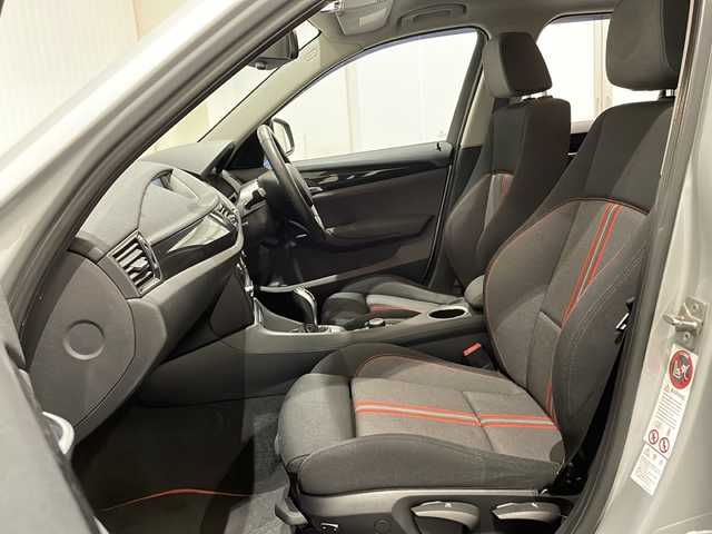 ＢＭＷ Ｘ１ xDrive 20i 新潟県 2013(平25)年 6.8万km グレイシャーシルバー アンチロックブレーキングシステム/ダイナミックスタビリティコントロール/ECOPROモード/ルームミラー内蔵ETC/バックカメラ/アイドリングストップ/プッシュスタート/４WD/USB端子/スペアキー１本