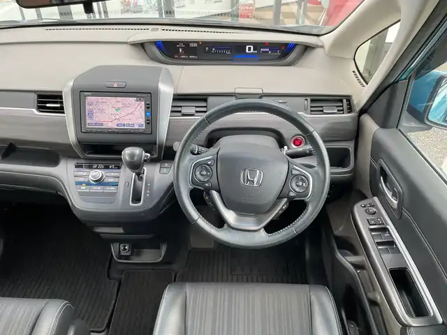 ホンダ フリード G ホンダセンシング 千葉県 2016(平28)年 2.7万km ブルーホライゾンM 純正7インチナビ/(フルセグTV/AM/FM/DVD/Bluetooth)/バックカメラ/衝突被害軽減システム/車線逸脱警報/クルーズコントロール/ハーフレザーシート/両側パワースライドドア/横滑り防止装置/ETC/アイドリングストップ/LEDヘッドライト/オートライト/ウィンカーミラー/電動格納ミラー/純正１５インチAW/シートリフター/プッシュスタート/スマートキー/フロアマット/ドアバイザー/ワンオーナー