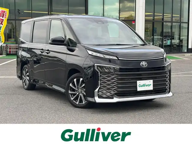 トヨタ ヴォクシー S－Z 奈良県 2023(令5)年 1.5万km アティチュードブラックマイカ 純正10.5インチディスプレイオーディオ/（TV/BT/AppleCarPlay/AndroidAut）/純正14インチフリップダウンモニター（V14T-R72R）/レーダークルーズコントロール/バックカメラ/前後コーナーセンサー/プリクラッシュセーフティ/レーンキープアシスト/両側パワースライドドア/ハーフレザーシート/前席シートヒーター/前後ドライブレコーダー/ETC2.0/LEDヘッドライト/純正17インチAW/保証書/取り扱い説明書/スペアキーX1