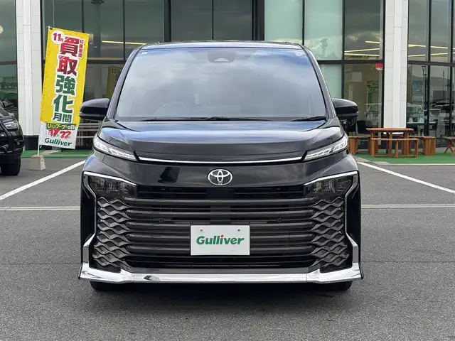 トヨタ ヴォクシー S－Z 奈良県 2023(令5)年 1.5万km アティチュードブラックマイカ 純正10.5インチディスプレイオーディオ/（TV/BT/AppleCarPlay/AndroidAut）/純正14インチフリップダウンモニター（V14T-R72R）/レーダークルーズコントロール/バックカメラ/前後コーナーセンサー/プリクラッシュセーフティ/レーンキープアシスト/両側パワースライドドア/ハーフレザーシート/前席シートヒーター/前後ドライブレコーダー/ETC2.0/LEDヘッドライト/純正17インチAW/保証書/取り扱い説明書/スペアキーX1