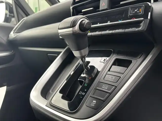 トヨタ ヴォクシー S－Z 奈良県 2023(令5)年 1.5万km アティチュードブラックマイカ 純正10.5インチディスプレイオーディオ/（TV/BT/AppleCarPlay/AndroidAut）/純正14インチフリップダウンモニター（V14T-R72R）/レーダークルーズコントロール/バックカメラ/前後コーナーセンサー/プリクラッシュセーフティ/レーンキープアシスト/両側パワースライドドア/ハーフレザーシート/前席シートヒーター/前後ドライブレコーダー/ETC2.0/LEDヘッドライト/純正17インチAW/保証書/取り扱い説明書/スペアキーX1